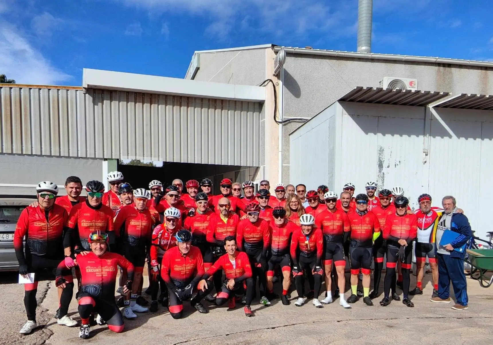 Unos cuarenta socios de la Peña posando en grupo con el maillot rojo del club, antes de una salida